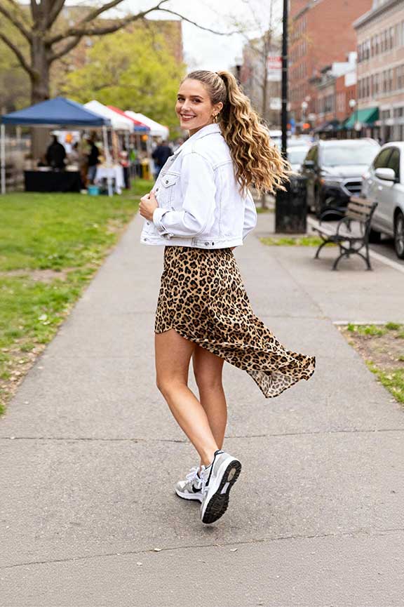 Cropped-white-denim-jacket-+-leopard-skirt-+-sneakers