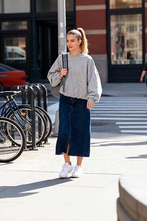 Denim-Maxi-Skirt-+-Oversized-Hoodie-+-Sneakers