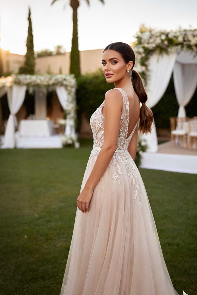Low-ponytails-wedding-guest
