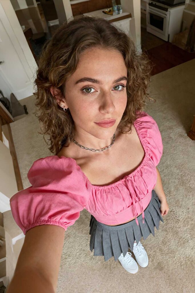 Pink-puff-sleeve-blouse-+-high-waisted-pleated-skirt-+-wide-belt-+-white-sneakers.